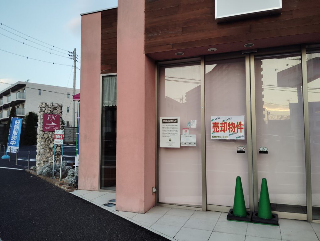 昨年末閉店した、カステラのさかえ屋さんの「カフェ・ドゥ・スヴェニール」の店舗は解体され更地で売り出されています