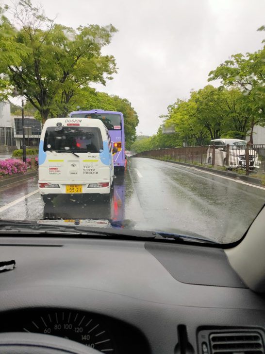 いつも疑問に思うこと。２１世紀の森の森のホール21辺りの片側2車線道路の左の本線が渋滞し右車線がガラガラな件