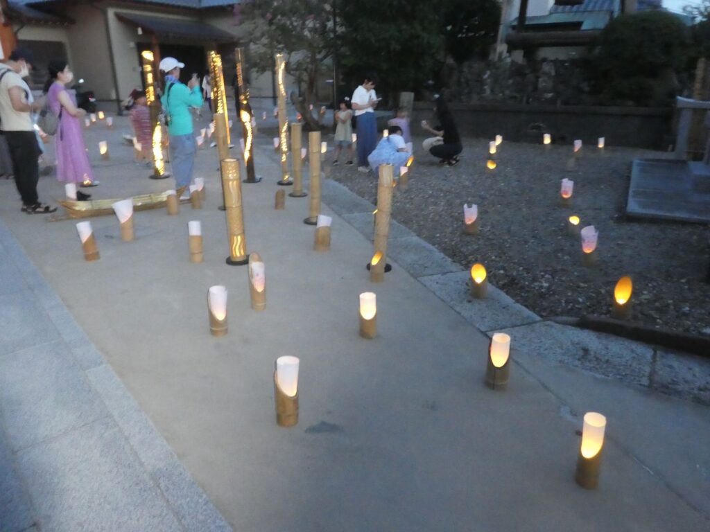 四萬六千日献灯(しまんろくせんにちけんとう・松龍寺)