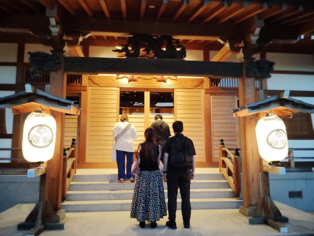 四萬六千日献灯(しまんろくせんにちけんとう・松龍寺)