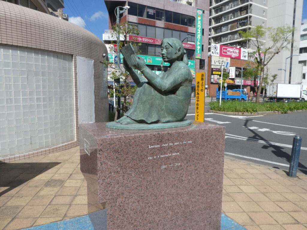 新松戸駅前の本を読む少女像「希望」