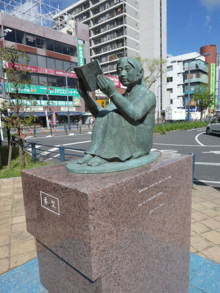 新松戸駅前の本を読む少女像「希望」