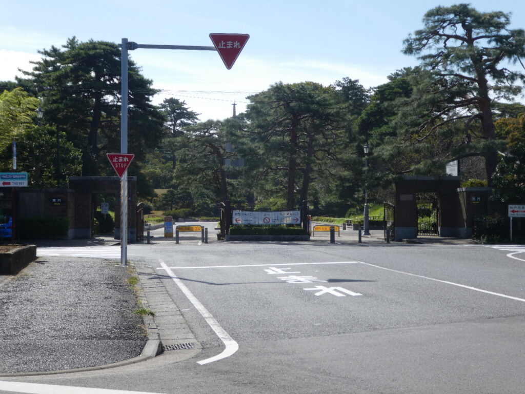 八柱霊園　正門