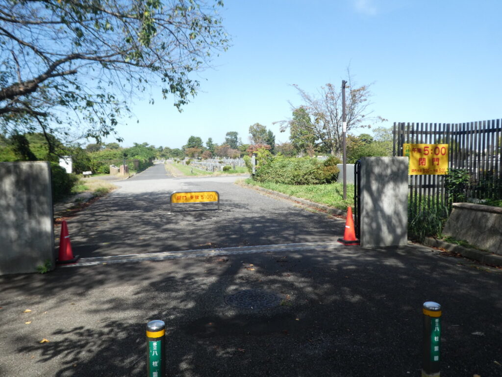 八柱霊園　紙敷門