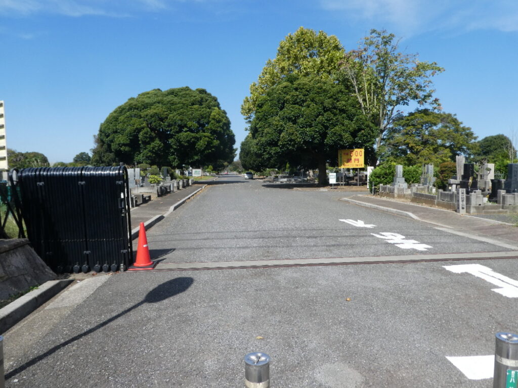 八柱霊園　南門