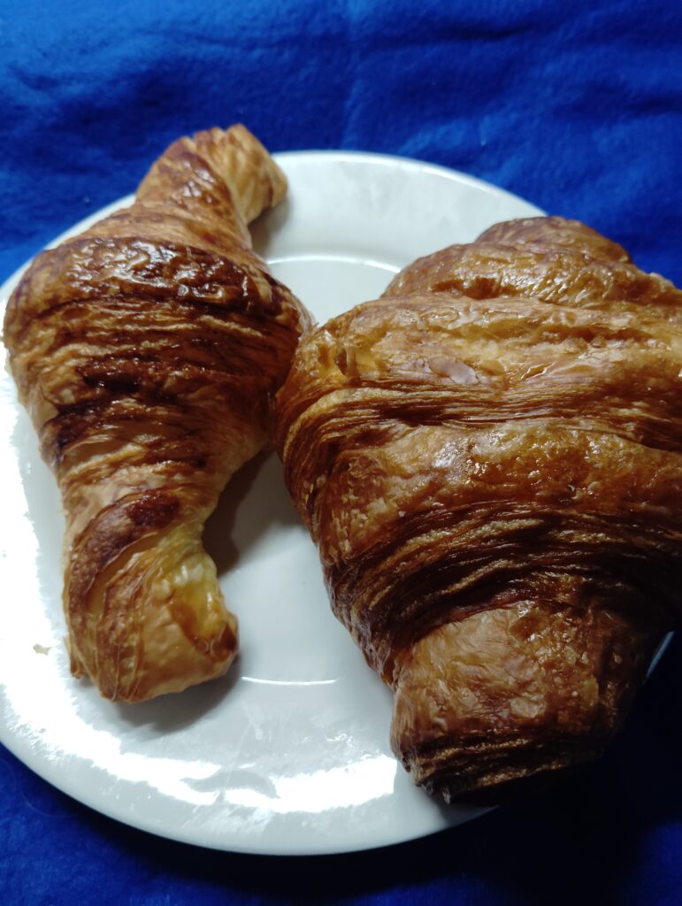 Merci life organics(メルシーライフオーガニックス)左・限定プレミアムクロワッサン 右・ソフトクロワッサン