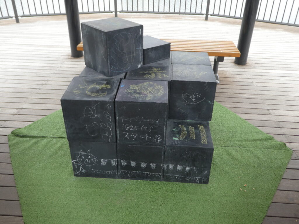 「松戸アートピクニック2025～あそびの遠近法～」伝言板東屋