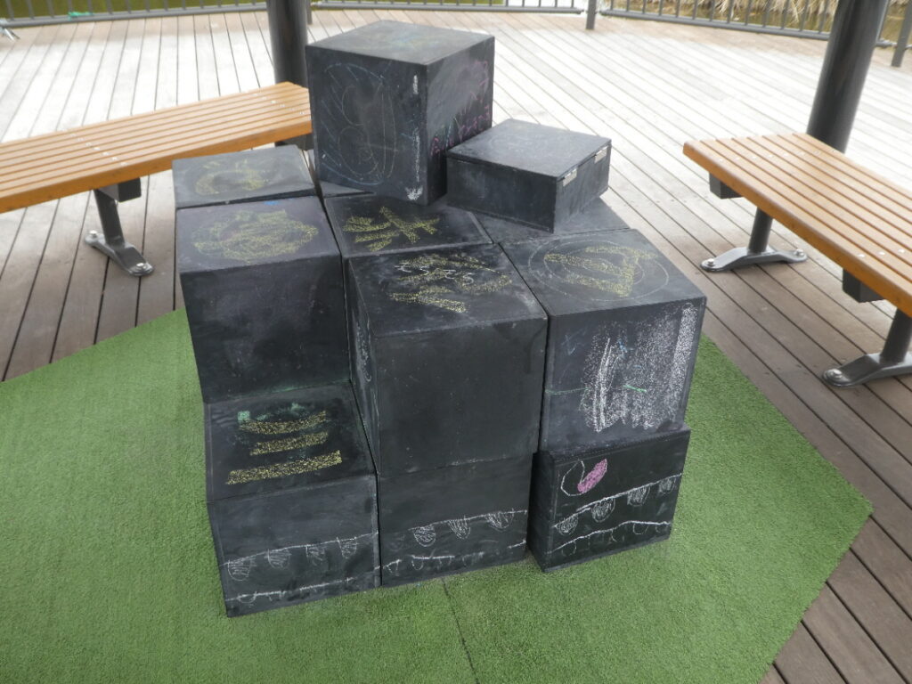 「松戸アートピクニック2025～あそびの遠近法～」伝言板東屋