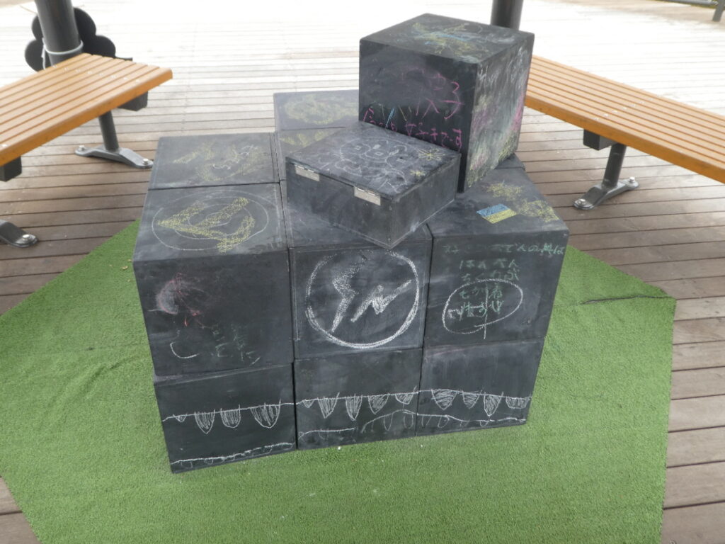 「松戸アートピクニック2025～あそびの遠近法～」伝言板東屋