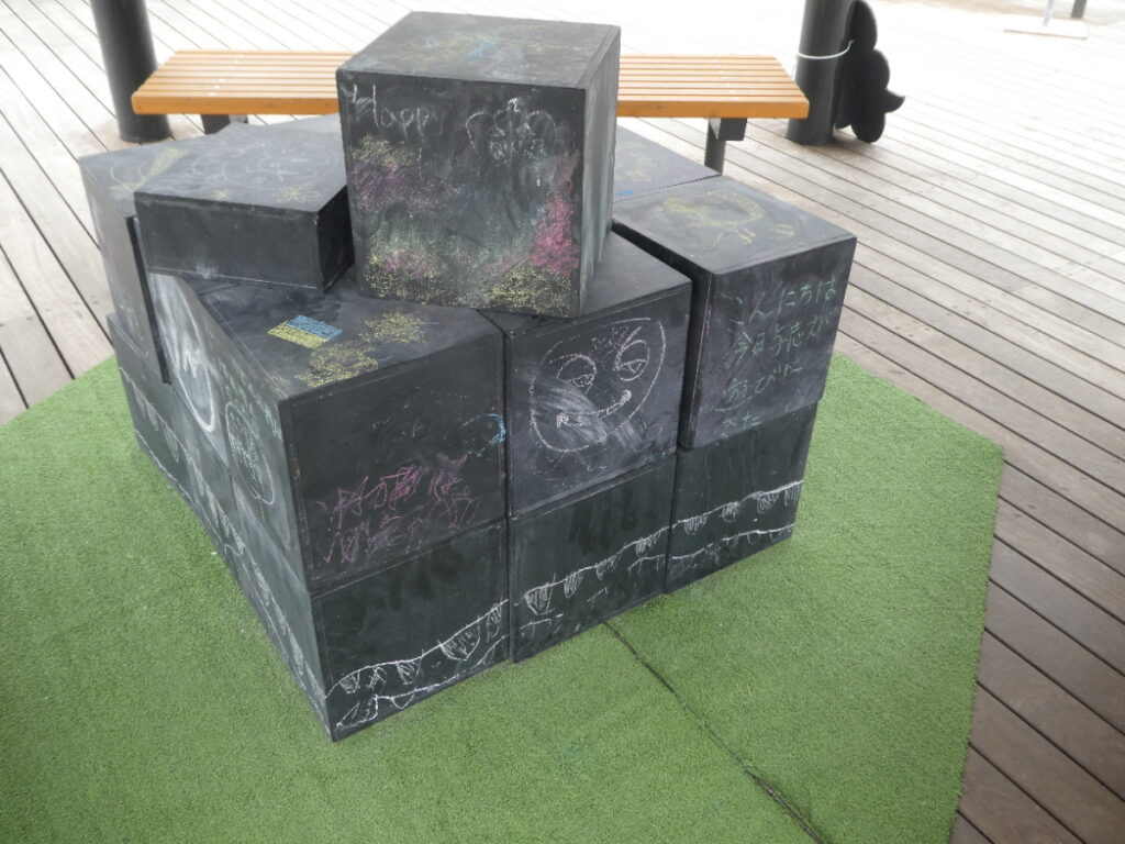 「松戸アートピクニック2025～あそびの遠近法～」伝言板東屋