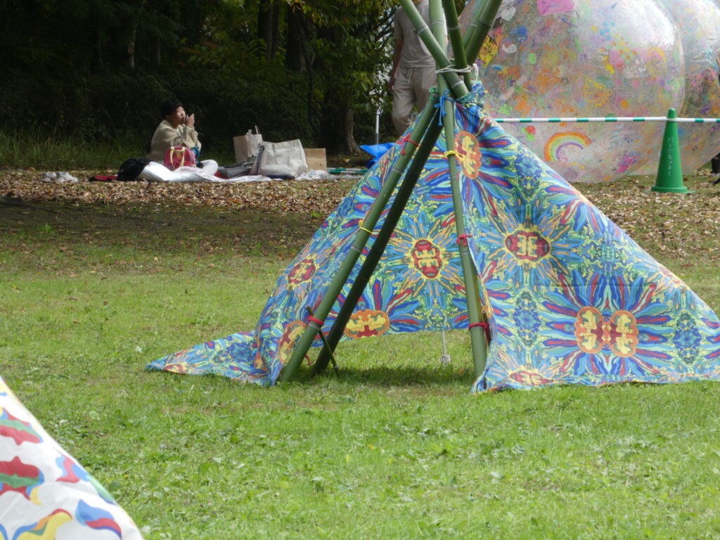 「松戸アートピクニック2025～あそびの遠近法～」ハッピーティピー