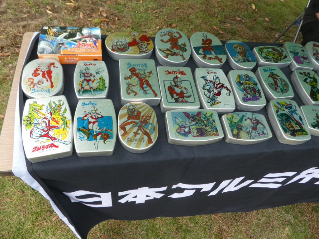 「松戸アートピクニック2025～あそびの遠近法～」昭和レトロ♪アルミ弁当箱コレクション～憧れの特撮車両編～