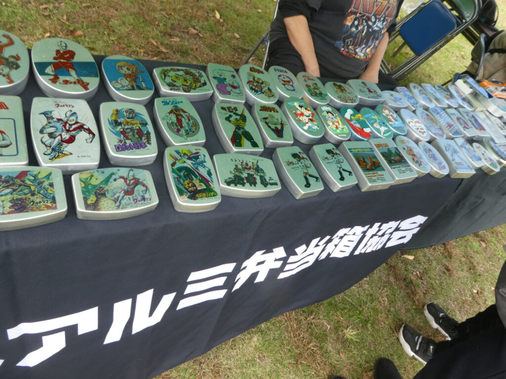 「松戸アートピクニック2025～あそびの遠近法～」昭和レトロ♪アルミ弁当箱コレクション～憧れの特撮車両編～