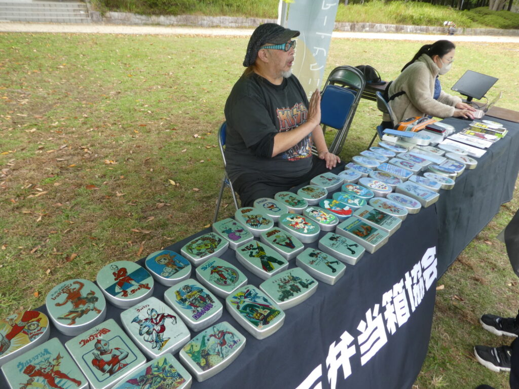 「松戸アートピクニック2025～あそびの遠近法～」昭和レトロ♪アルミ弁当箱コレクション～憧れの特撮車両編～