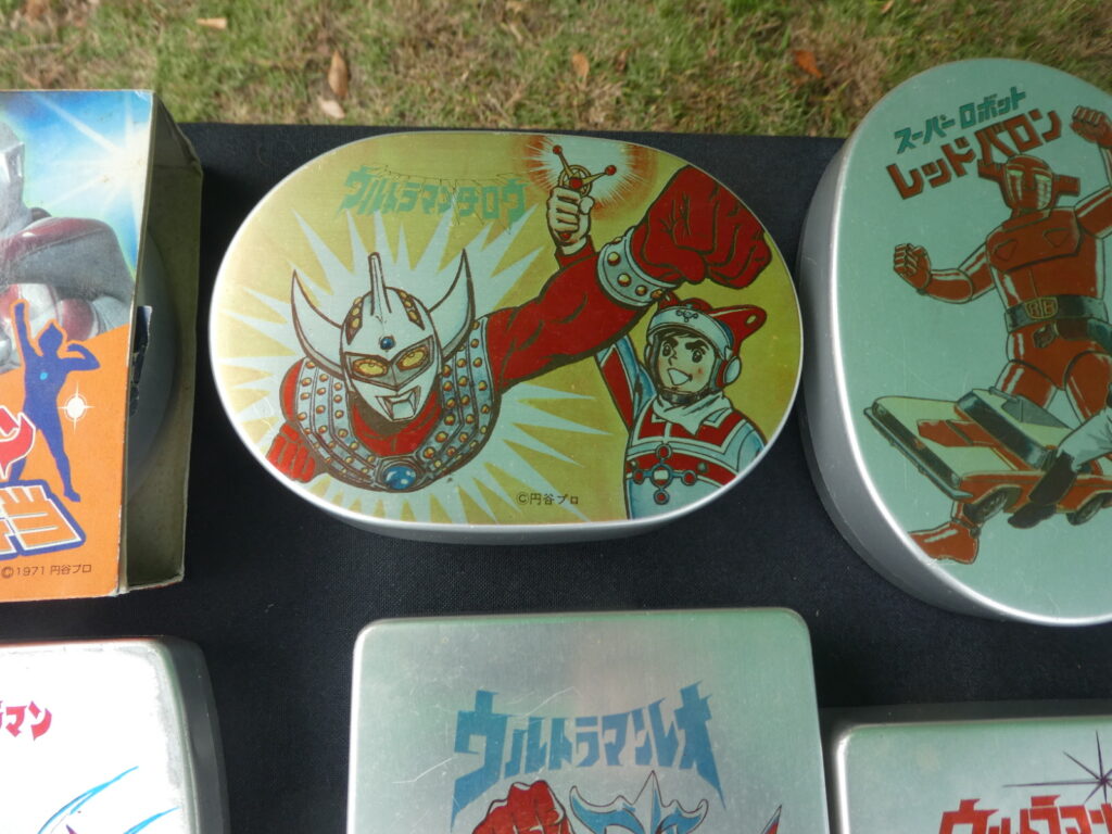 「松戸アートピクニック2025～あそびの遠近法～」昭和レトロ♪アルミ弁当箱コレクション～憧れの特撮車両編～