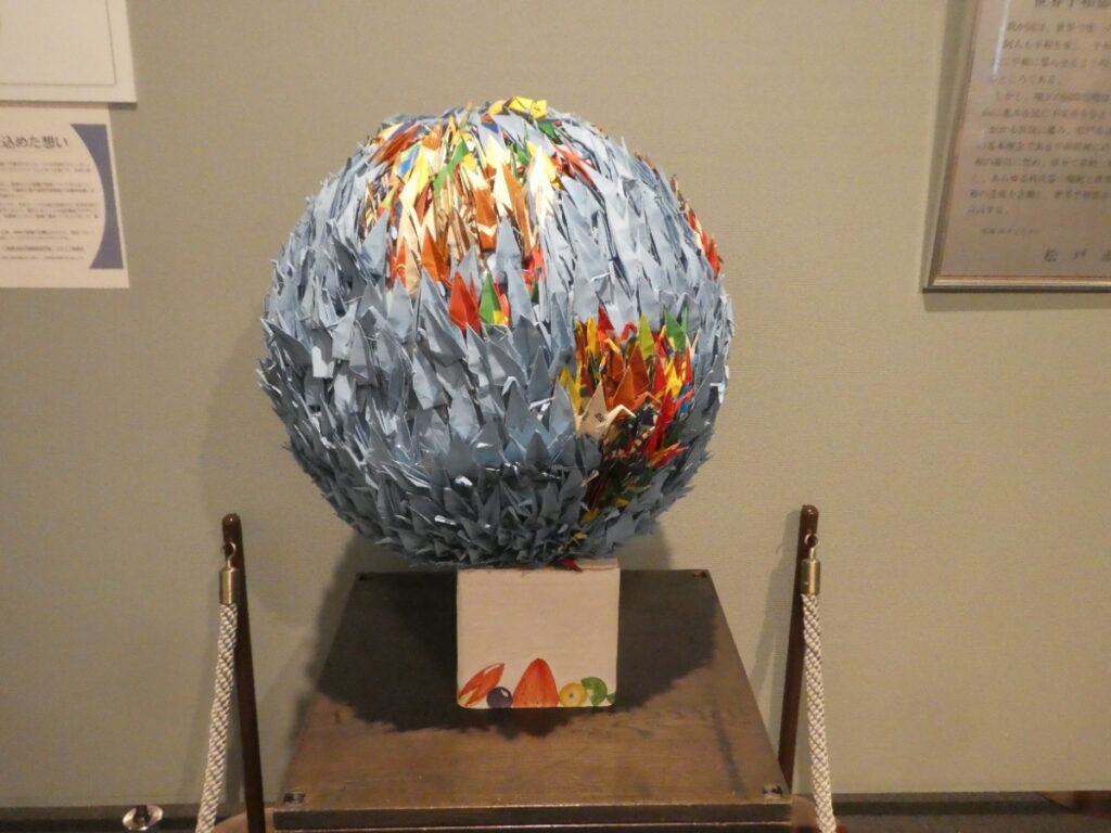 平和の鶴の地球儀