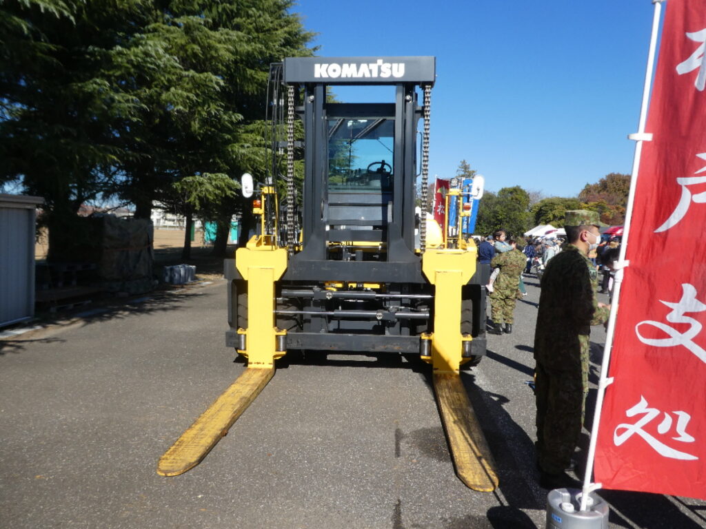 大型フォークリフト