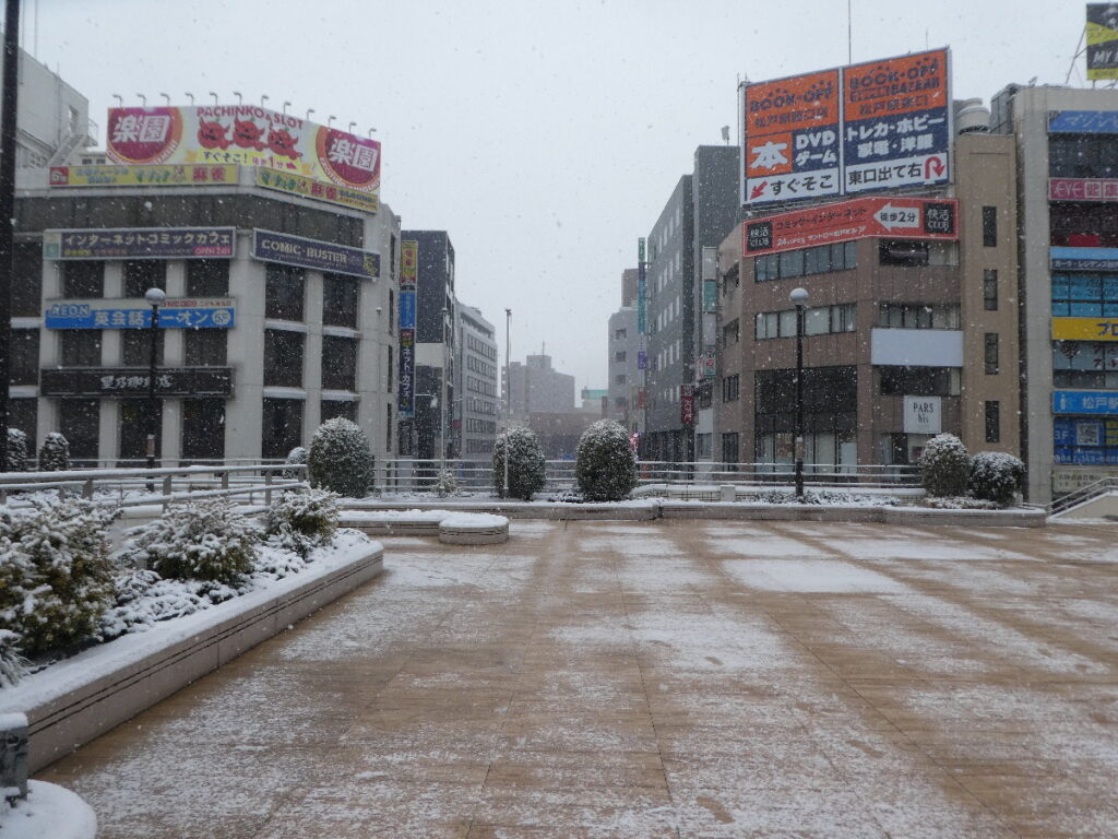 雪の松戸駅前