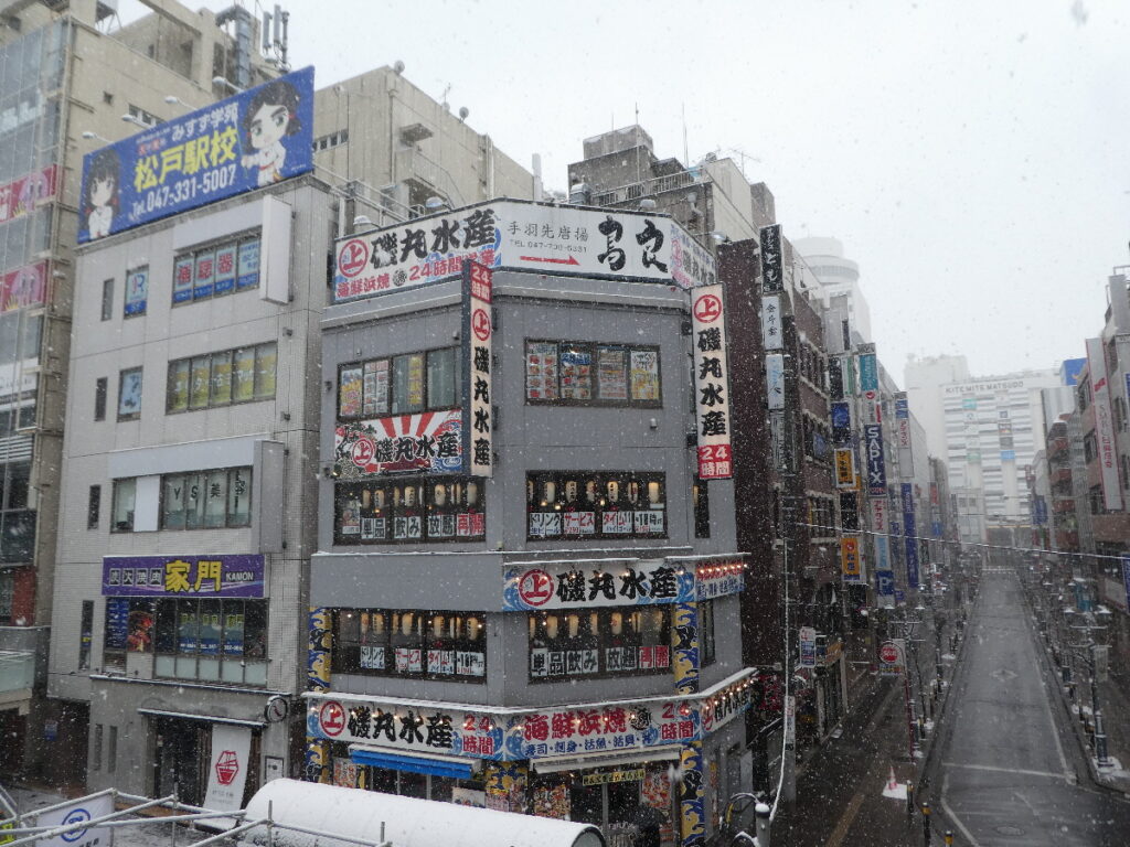 雪の松戸駅前