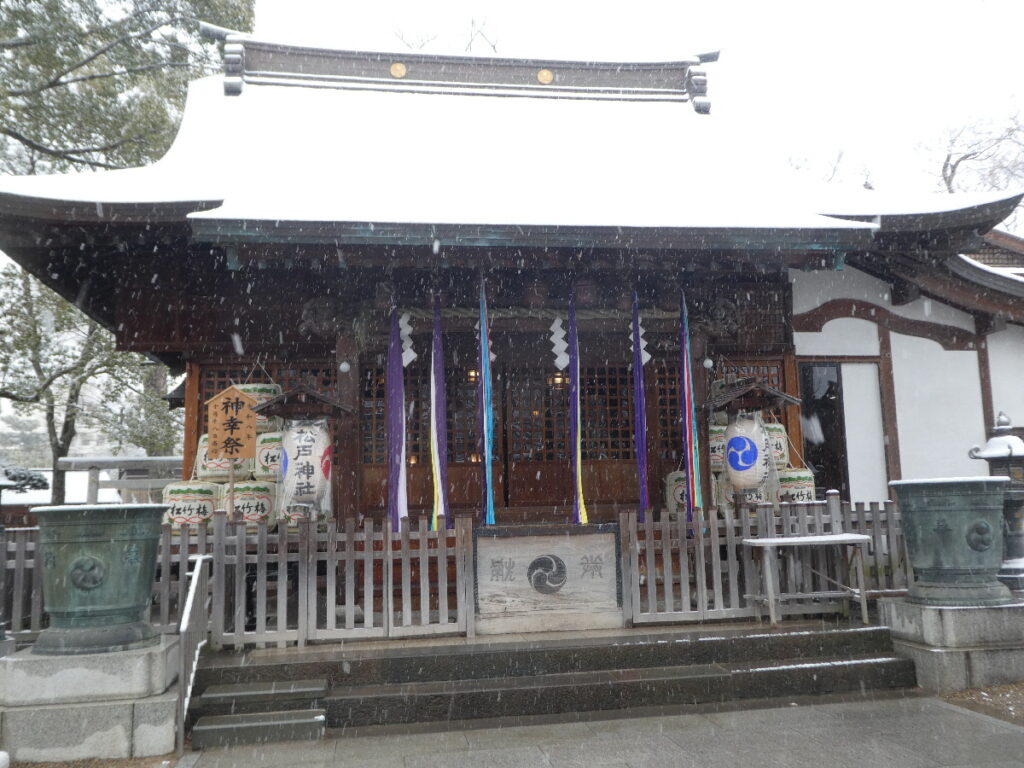 雪を纏った松戸神社