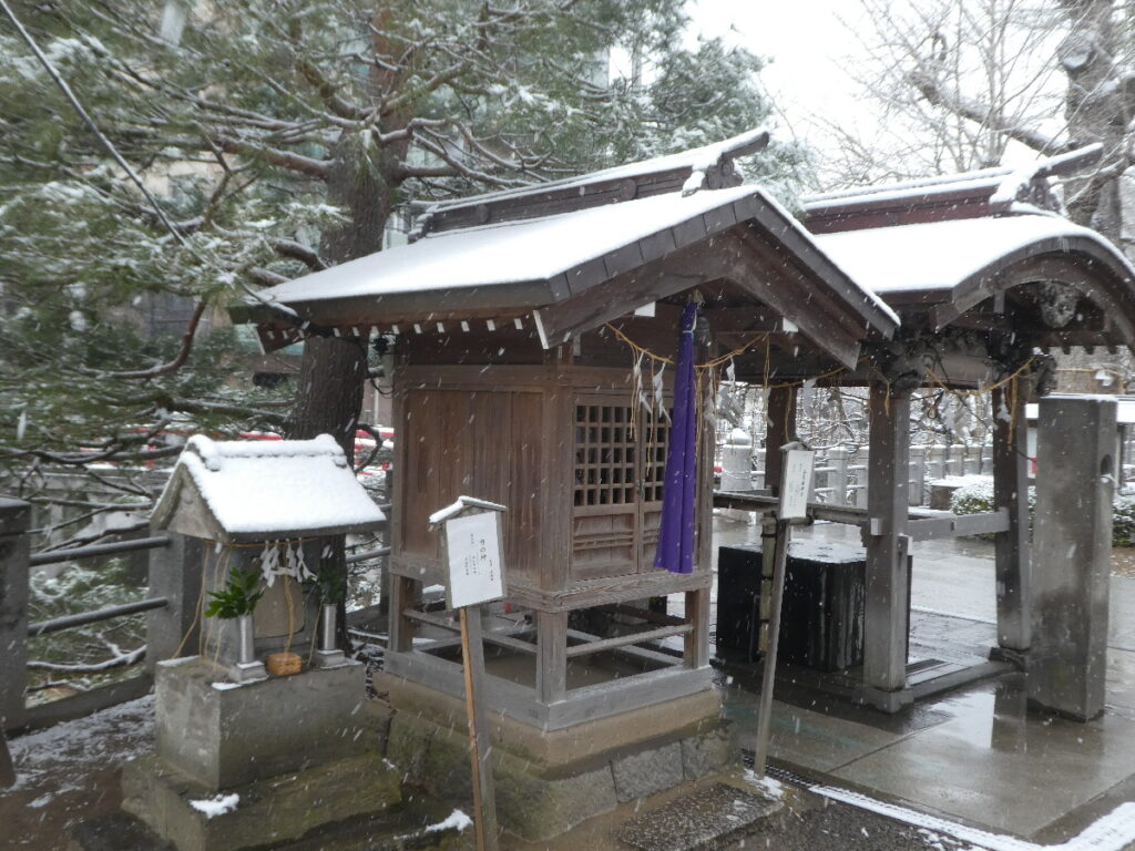 雪を纏った松戸神社